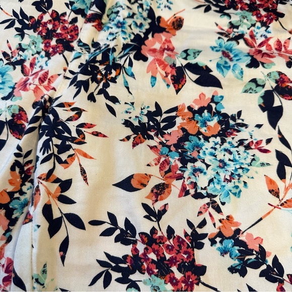 St. john’s Bay Business Casual White Floral Capri Size 8 - Picture 4 of 6